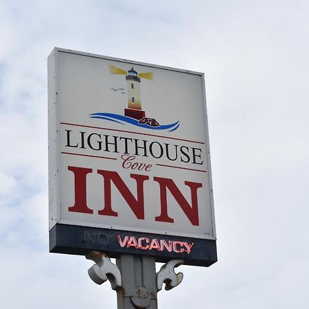 Lighthouse Cove Inn Bandon Buitenkant foto The sign for the Lighthouse Inn