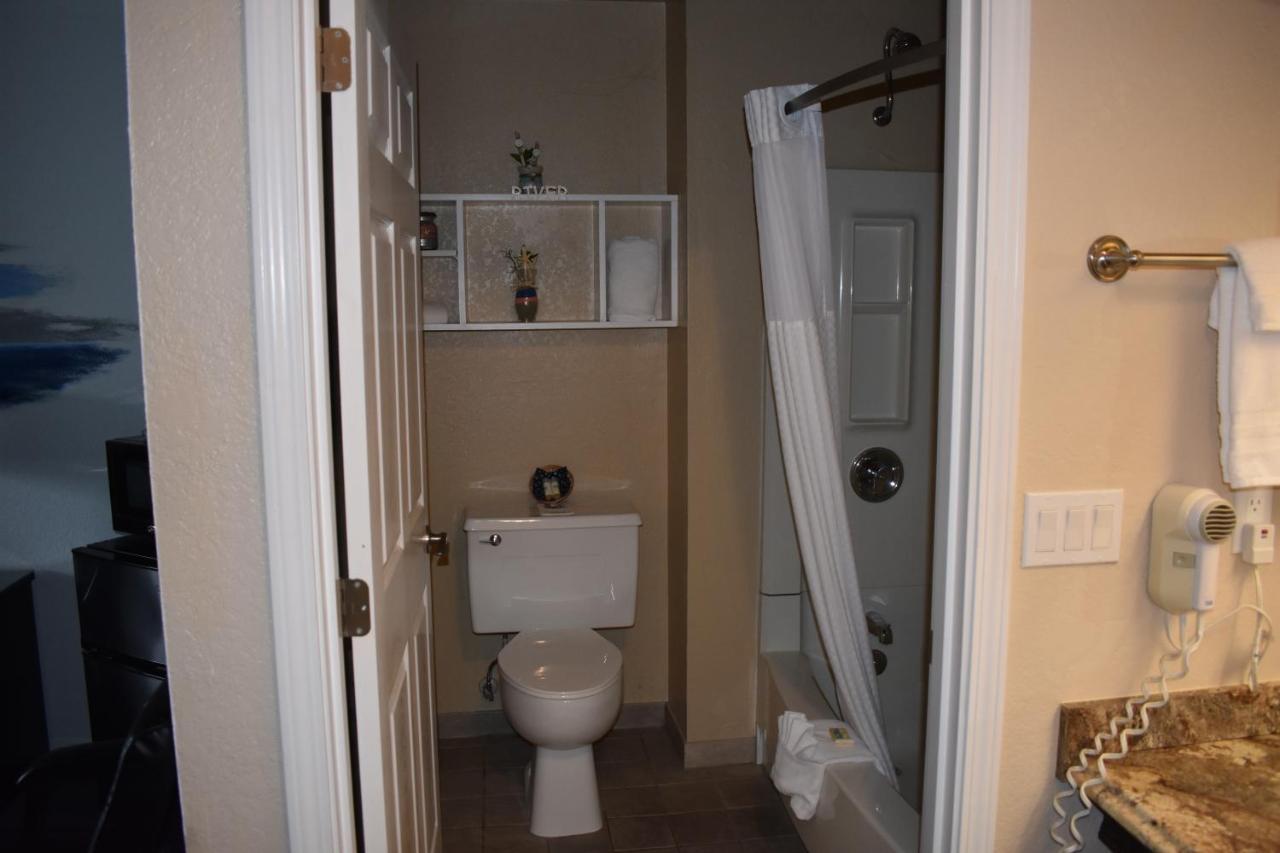 Lighthouse Cove Inn Bandon Buitenkant foto Bathroom