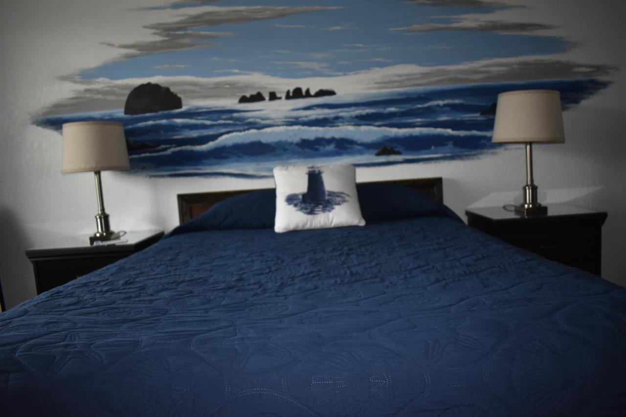 Lighthouse Cove Inn Bandon Buitenkant foto A bedroom at the Inn at the Tides