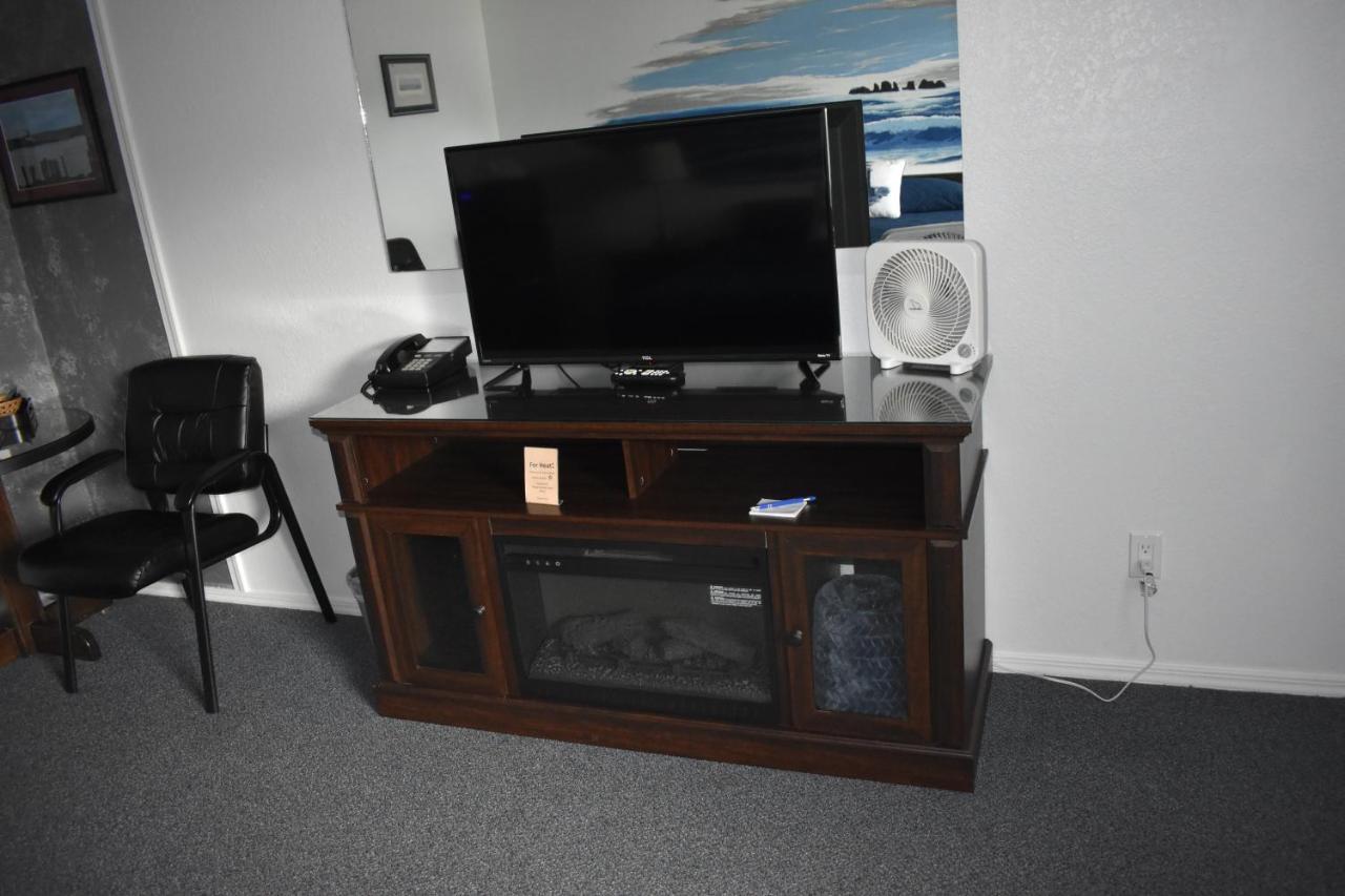 Lighthouse Cove Inn Bandon Buitenkant foto A typical entertainment center