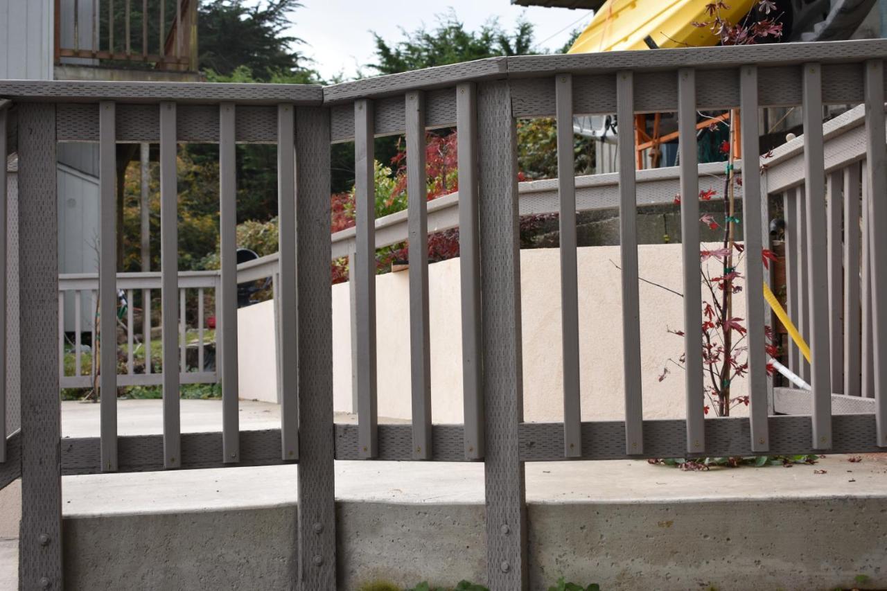 Lighthouse Cove Inn Bandon Buitenkant foto A residential picket fence