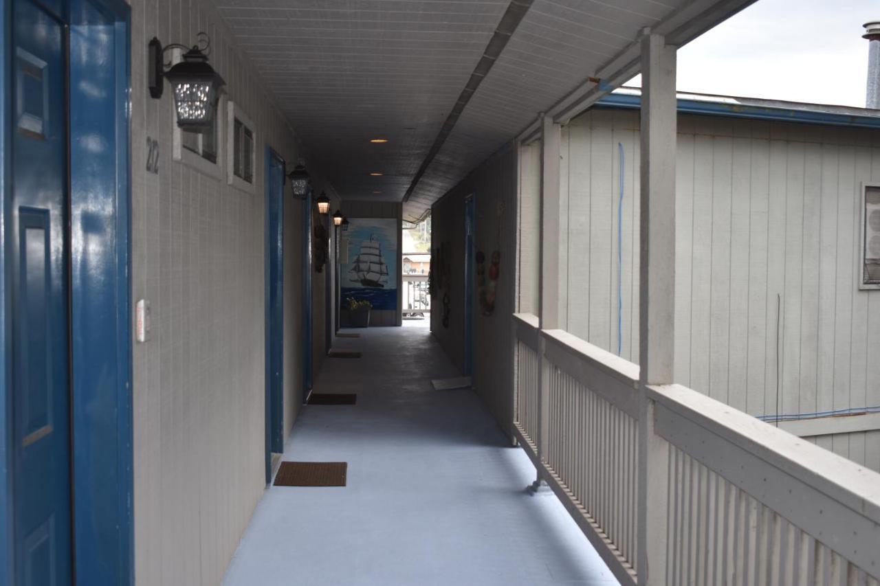 Lighthouse Cove Inn Bandon Buitenkant foto A typical dormitory hallway