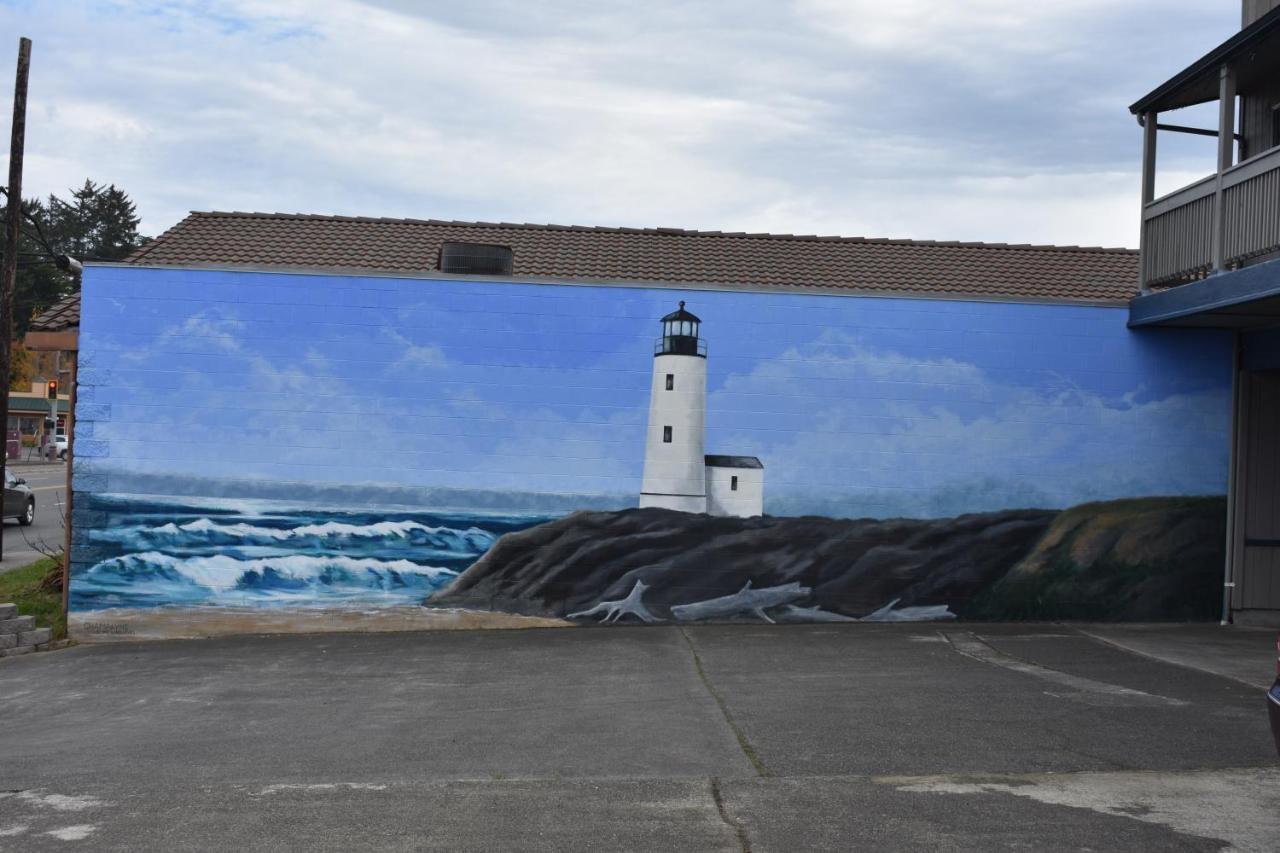 Lighthouse Cove Inn Bandon Buitenkant foto Mural of the lighthouse in downtown Provincetown