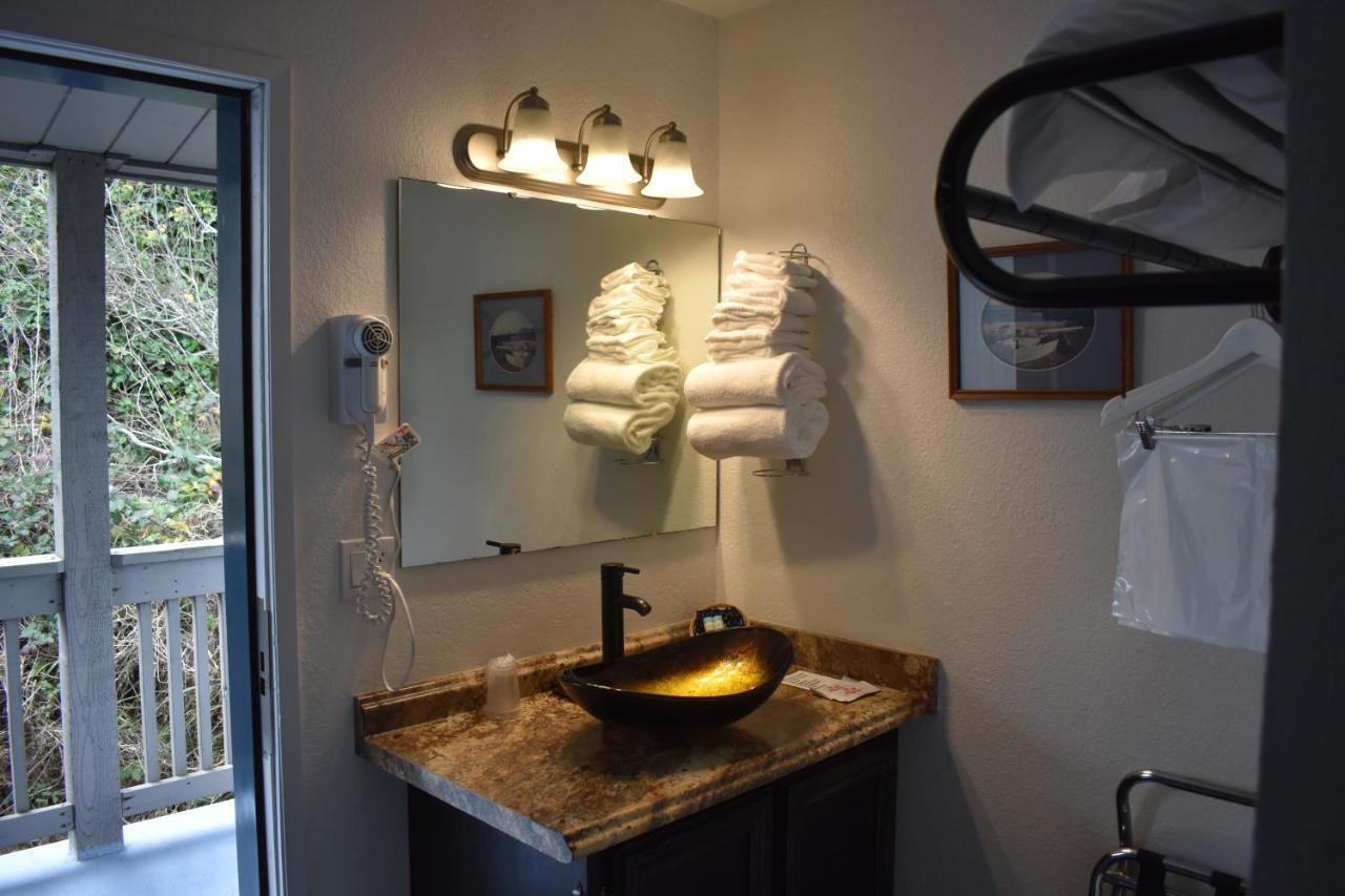 Lighthouse Cove Inn Bandon Buitenkant foto A bathroom at the Inn at the Tides