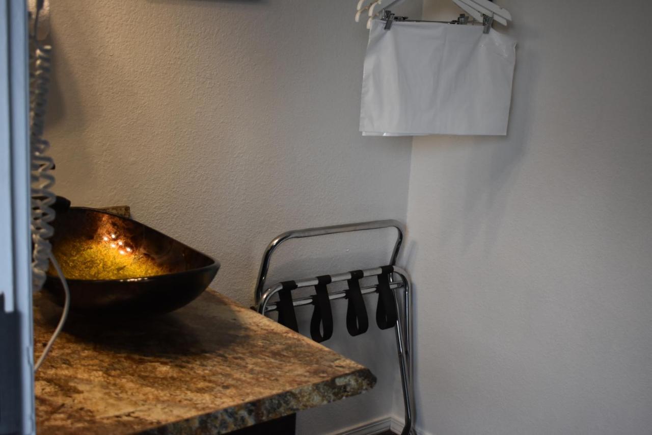 Lighthouse Cove Inn Bandon Buitenkant foto A tea bag warmer