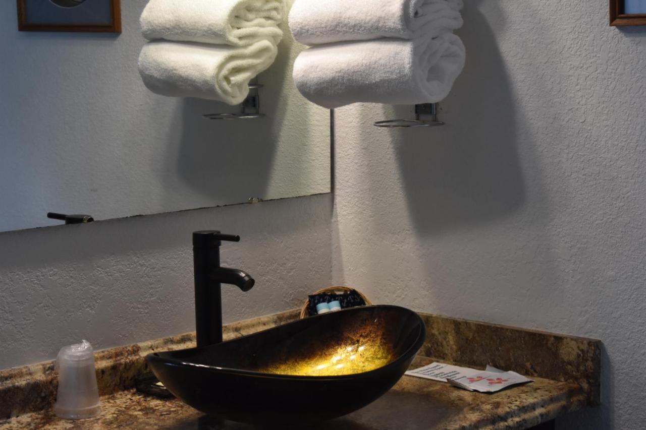 Lighthouse Cove Inn Bandon Buitenkant foto A vessel sink
