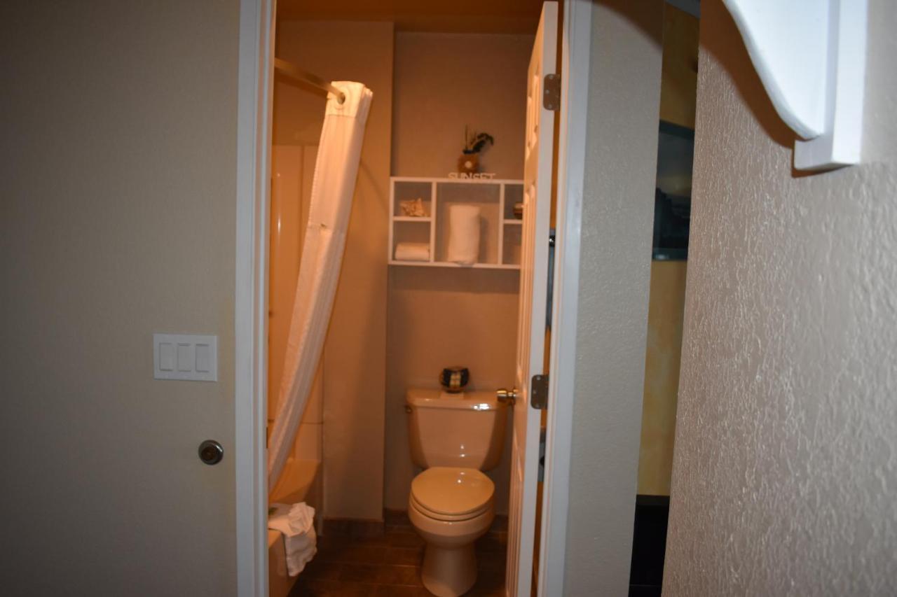 Lighthouse Cove Inn Bandon Buitenkant foto A typical bathroom in a hotel room