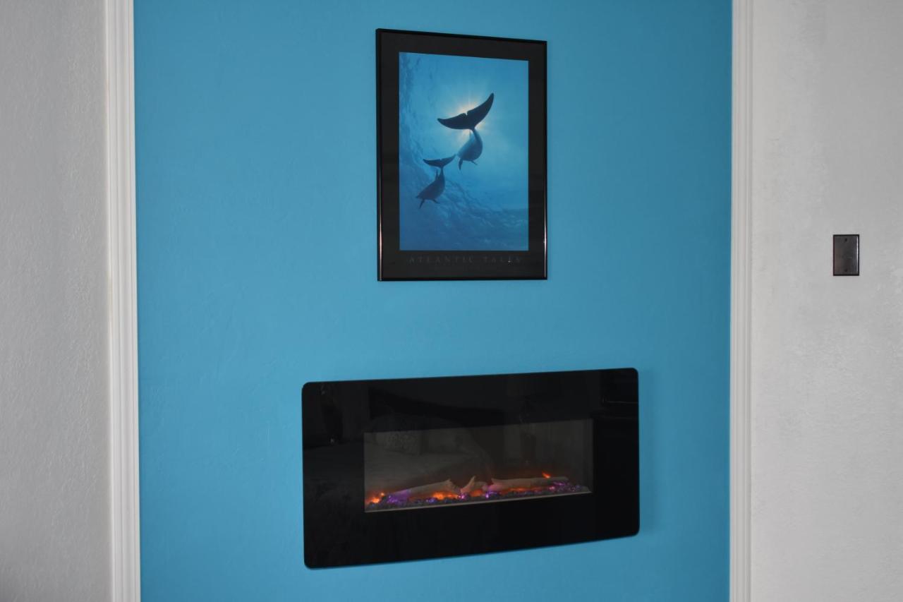 Lighthouse Cove Inn Bandon Buitenkant foto A wall mounted fireplace
