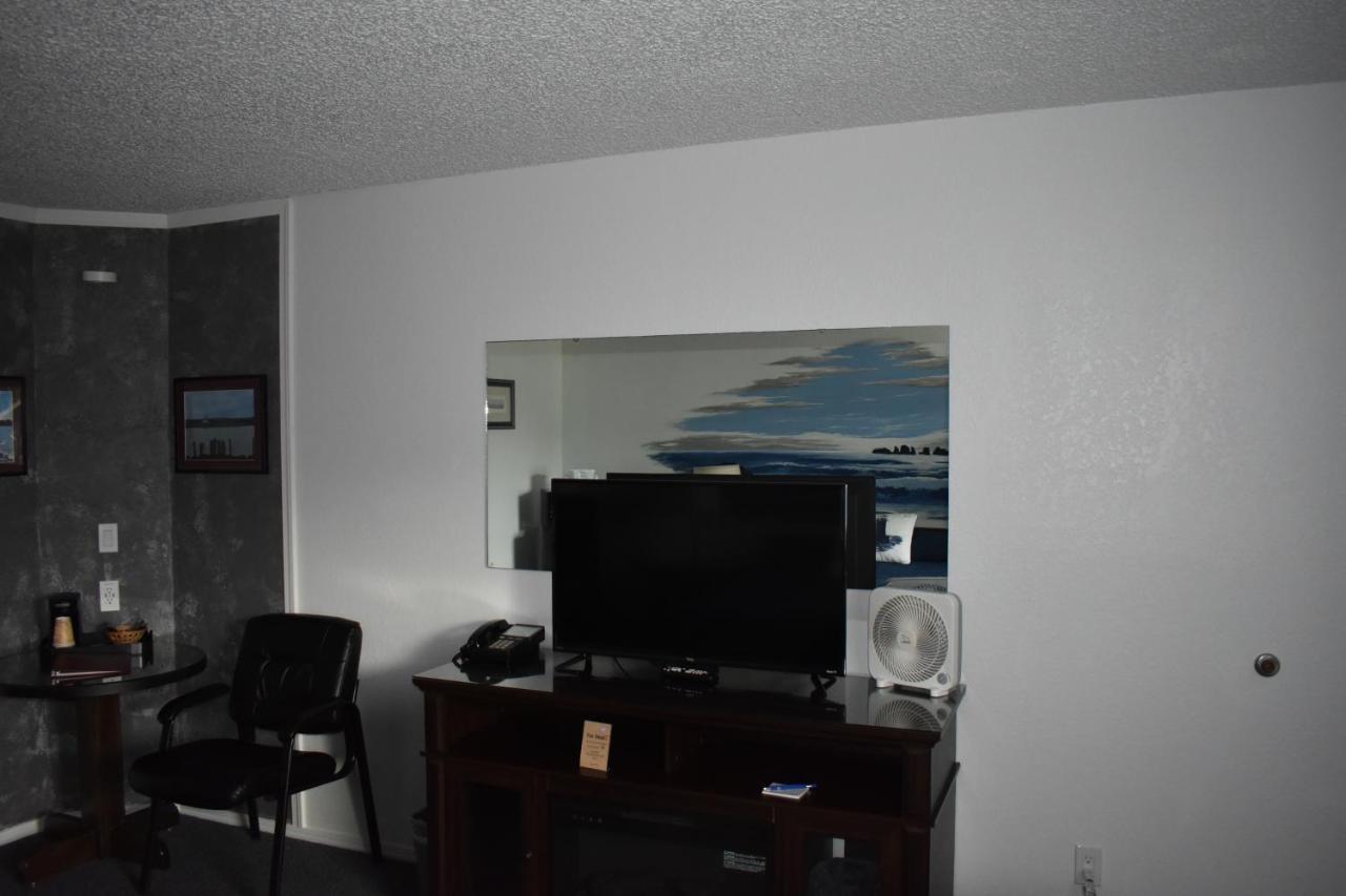 Lighthouse Cove Inn Bandon Buitenkant foto A room with a two-way mirror