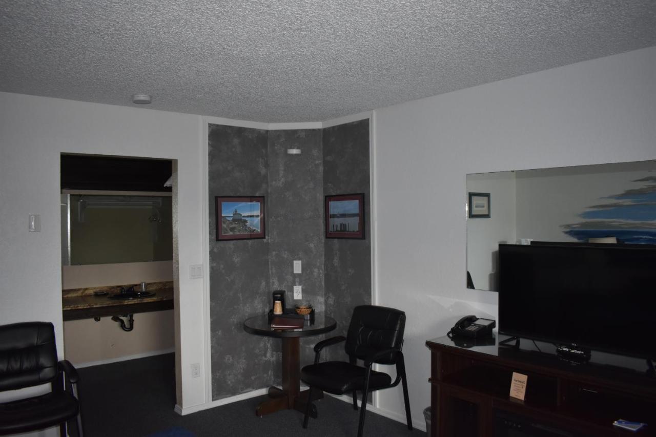Lighthouse Cove Inn Bandon Buitenkant foto A room with a wall of acoustic foam