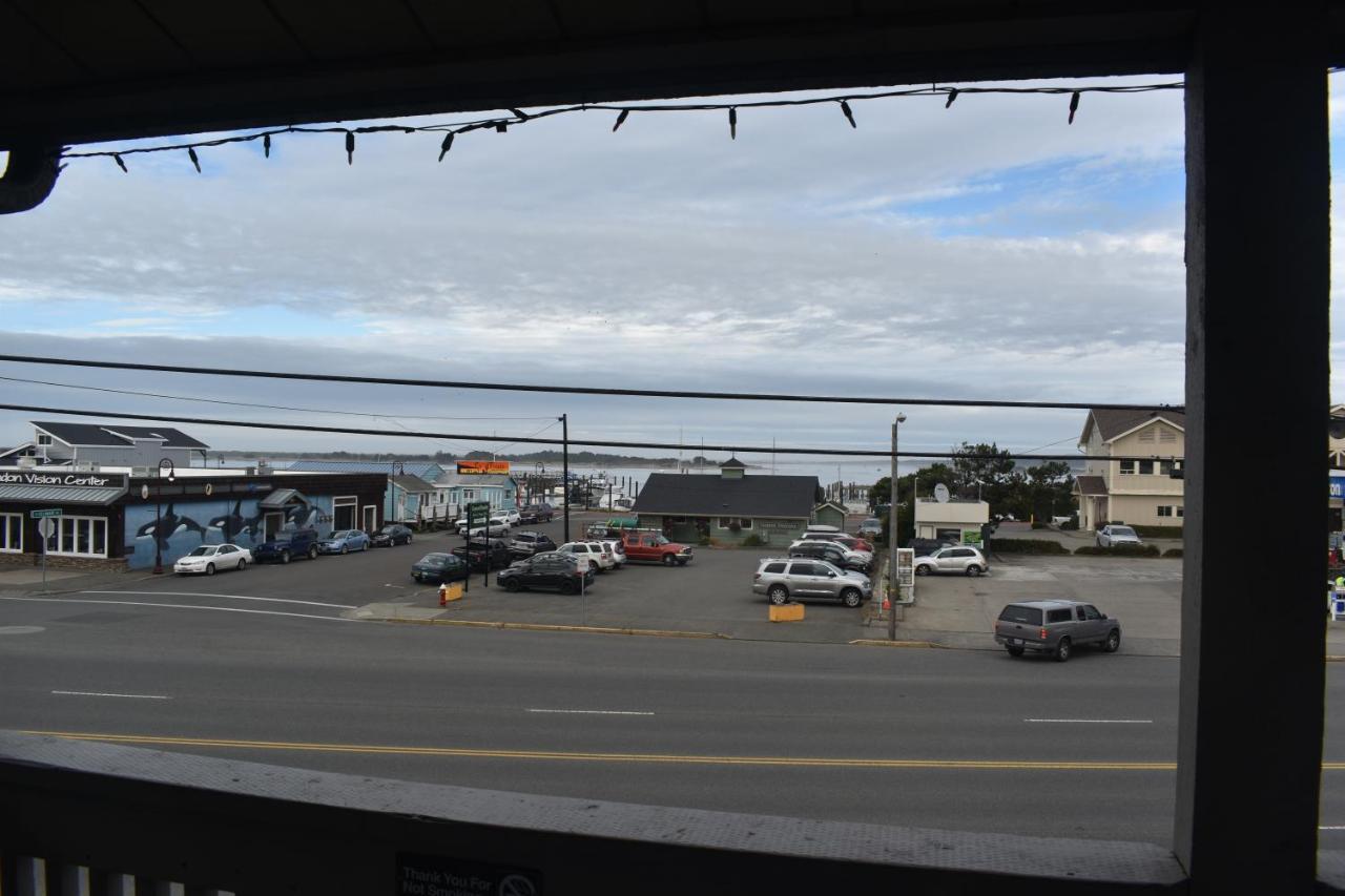 Lighthouse Cove Inn Bandon Buitenkant foto View of downtown Port Alberni