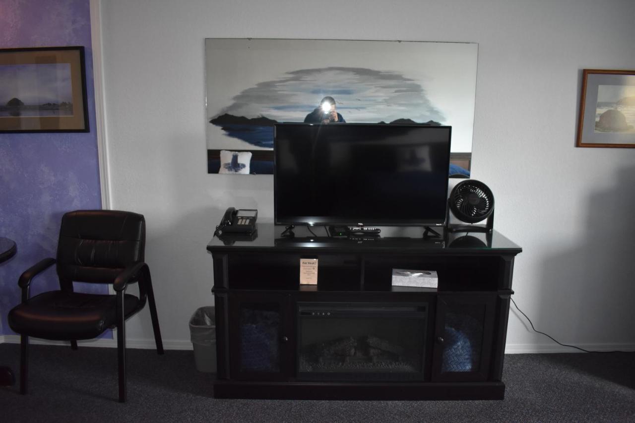 Lighthouse Cove Inn Bandon Buitenkant foto A typical setup for a console gamer