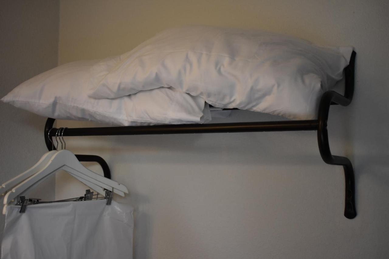 Lighthouse Cove Inn Bandon Buitenkant foto A wall-mounted coat rack with a pillow on it