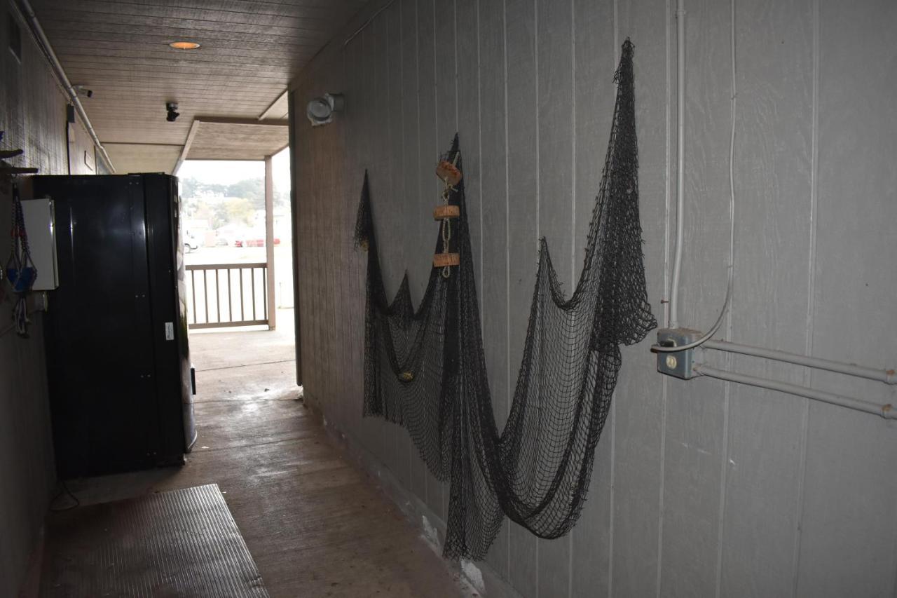 Lighthouse Cove Inn Bandon Buitenkant foto A cast net hanging on a wall