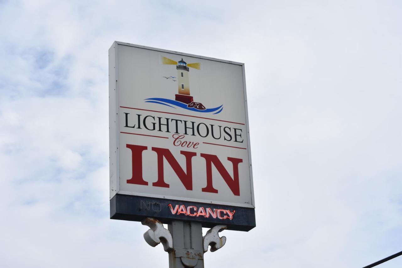 Lighthouse Cove Inn Bandon Buitenkant foto The sign for the Lighthouse Inn