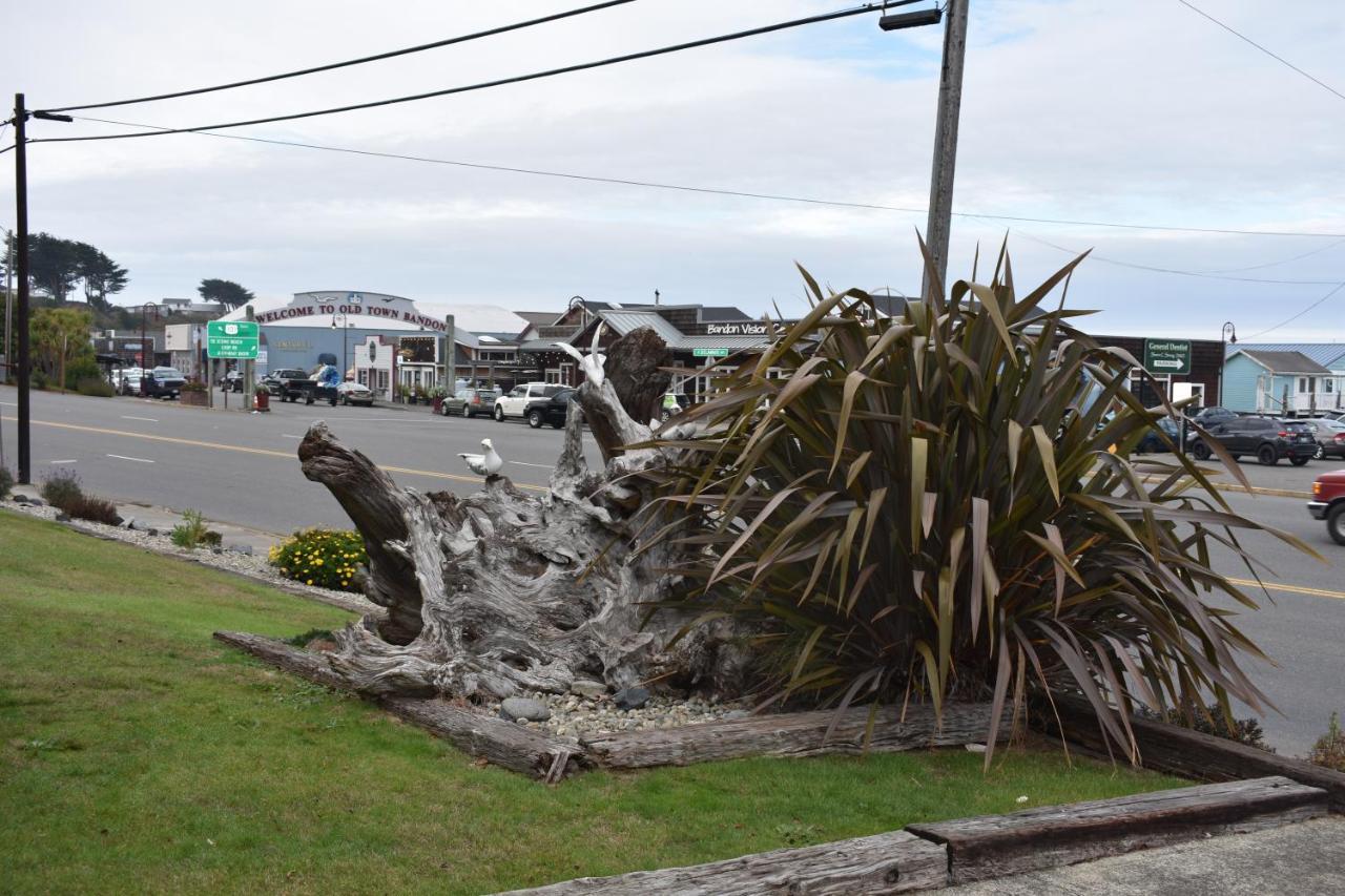 Lighthouse Cove Inn Bandon Buitenkant foto Whale sculpture