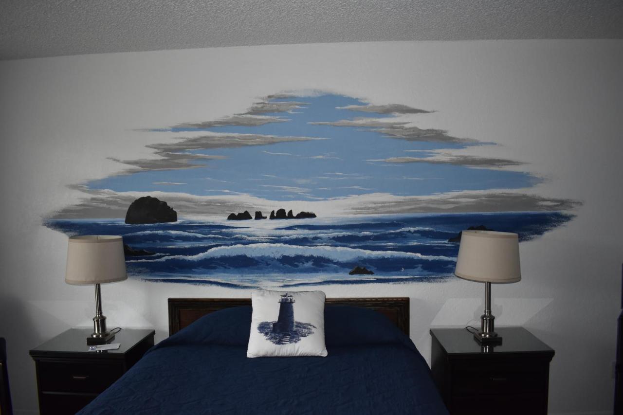 Lighthouse Cove Inn Bandon Buitenkant foto Mural of the sea at the Inn at the Tides