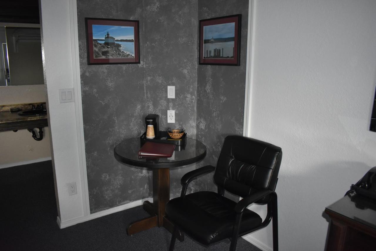Lighthouse Cove Inn Bandon Buitenkant foto A small table in a hotel room