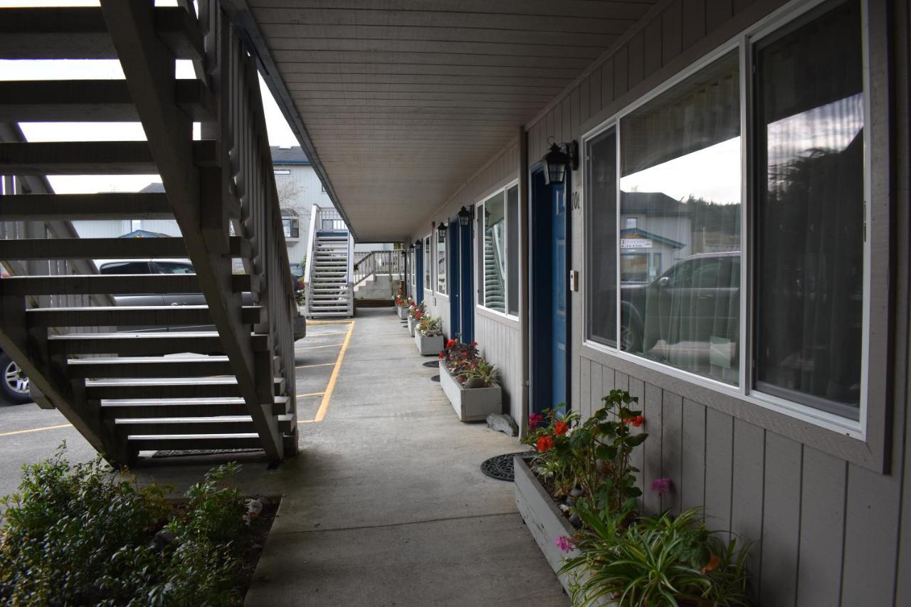 Lighthouse Cove Inn Bandon Buitenkant foto The exterior of the rooms at the motel