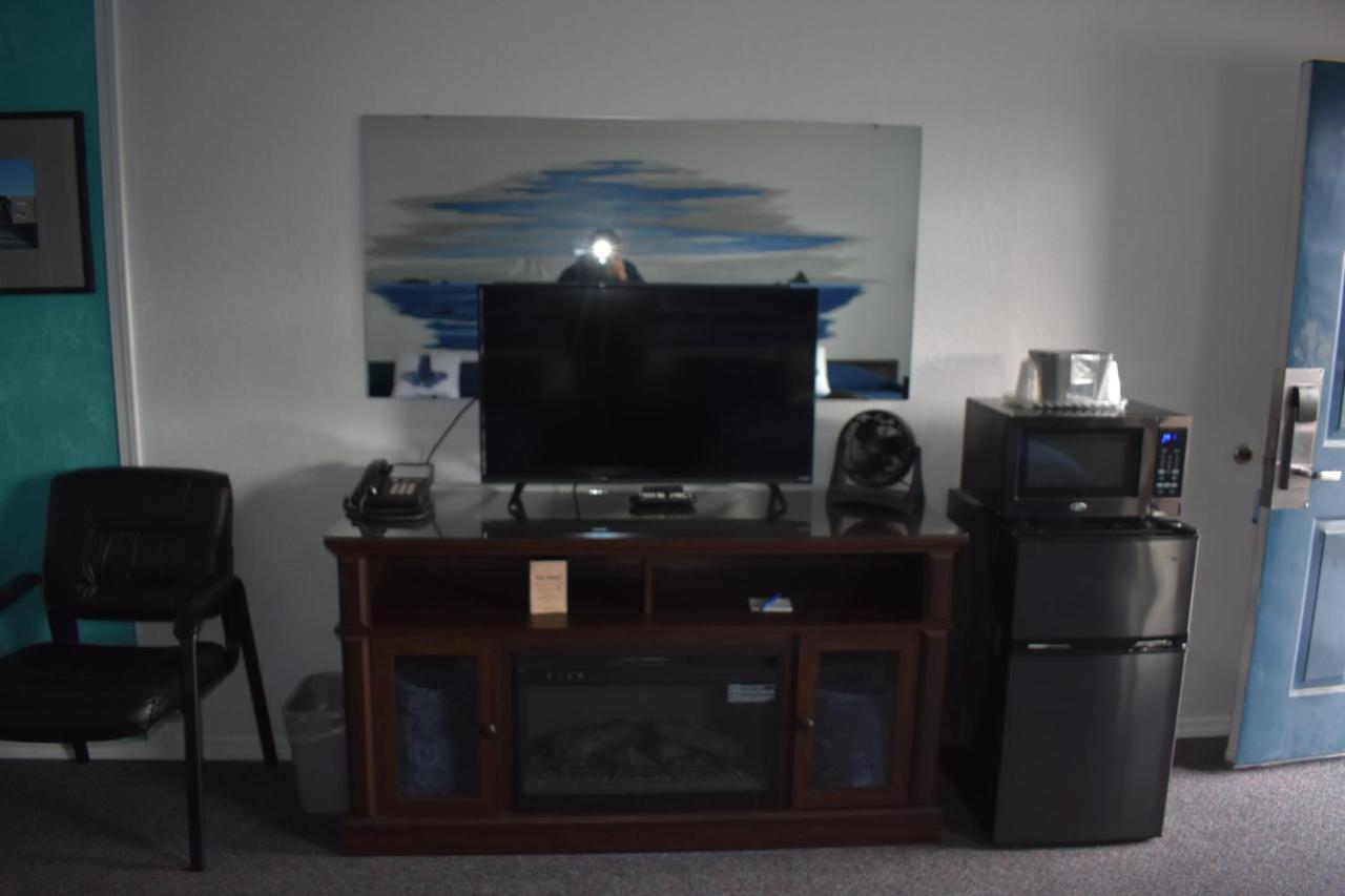 Lighthouse Cove Inn Bandon Buitenkant foto A typical dorm room at the University of Maine