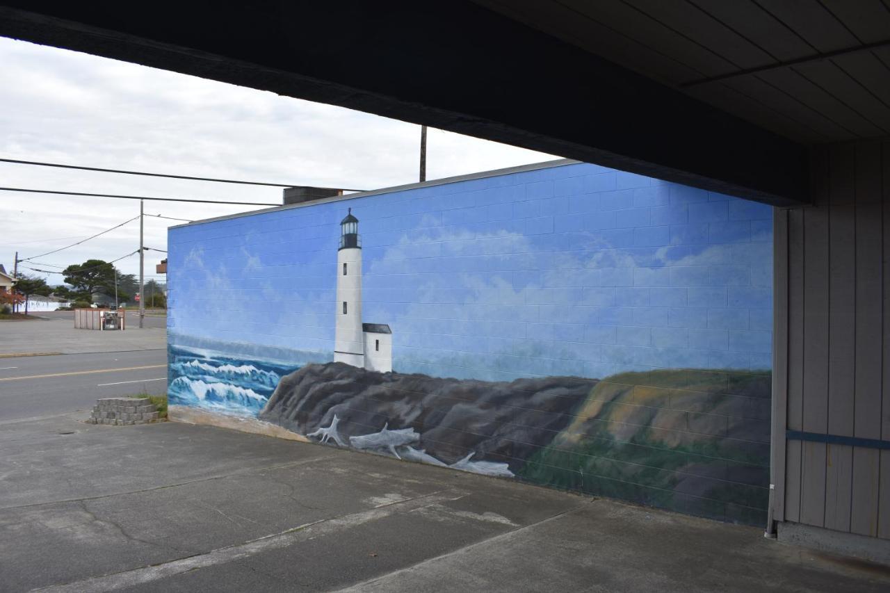 Lighthouse Cove Inn Bandon Buitenkant foto Mural of Point Arena Light