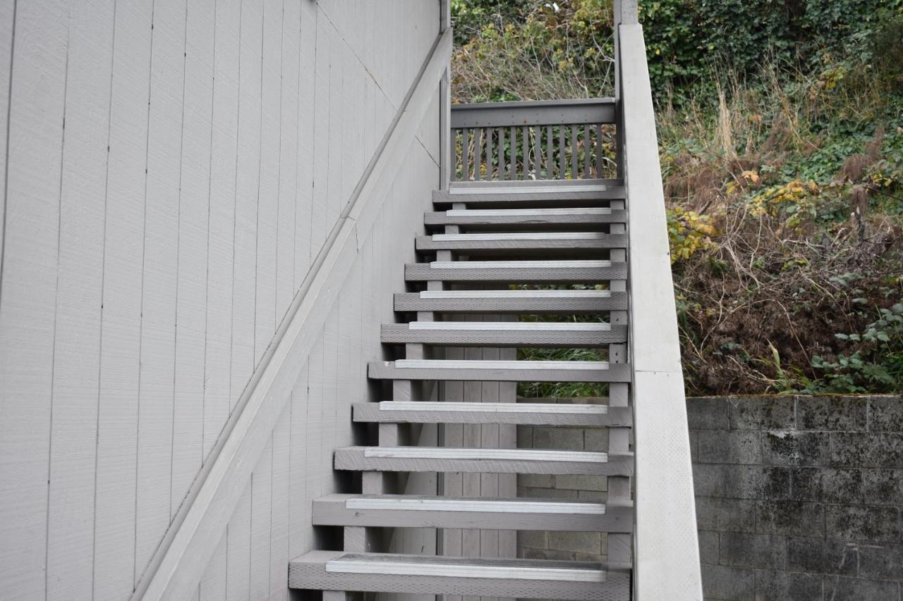 Lighthouse Cove Inn Bandon Buitenkant foto A straight staircase
