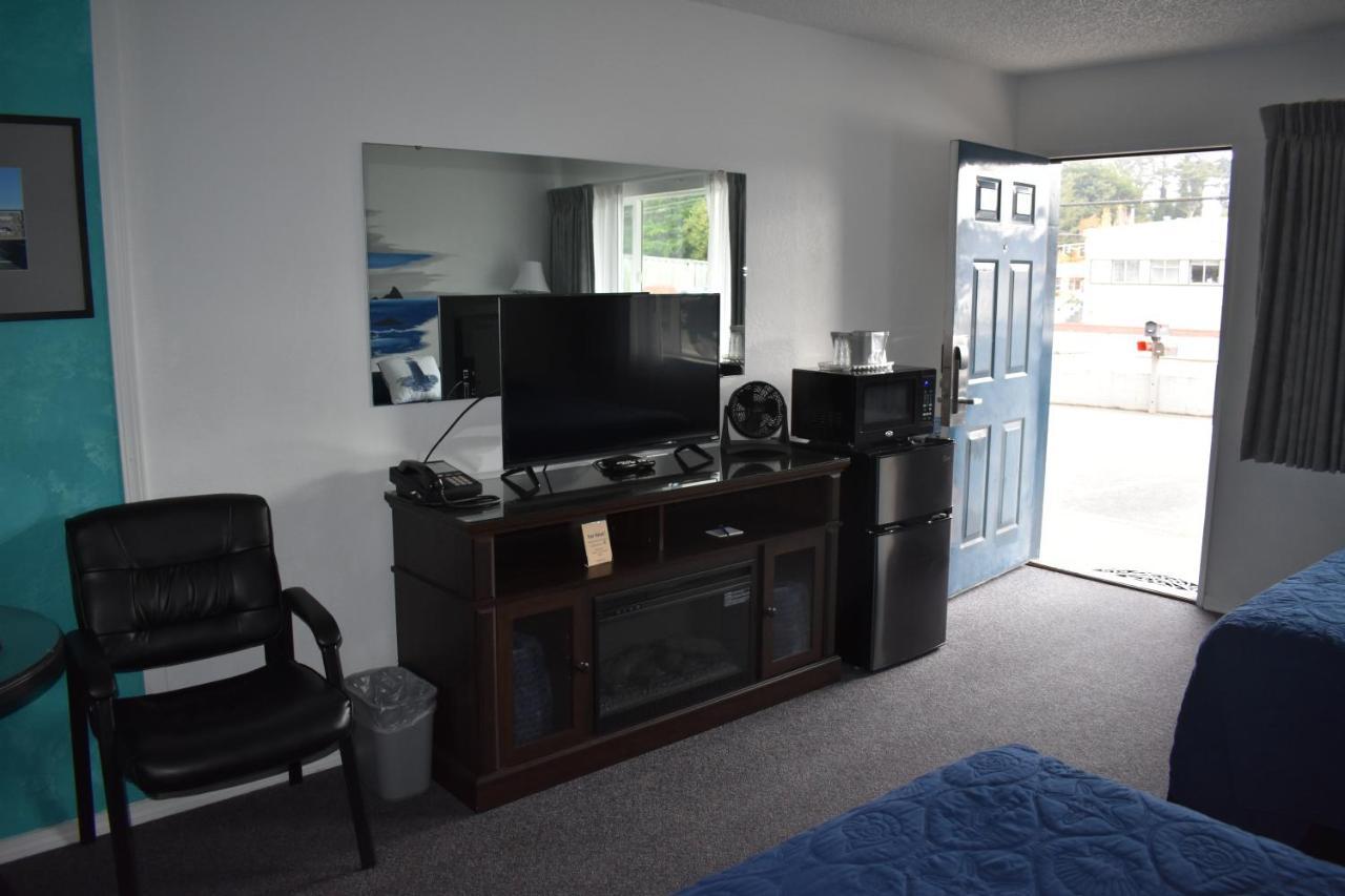 Lighthouse Cove Inn Bandon Buitenkant foto A room at the motel