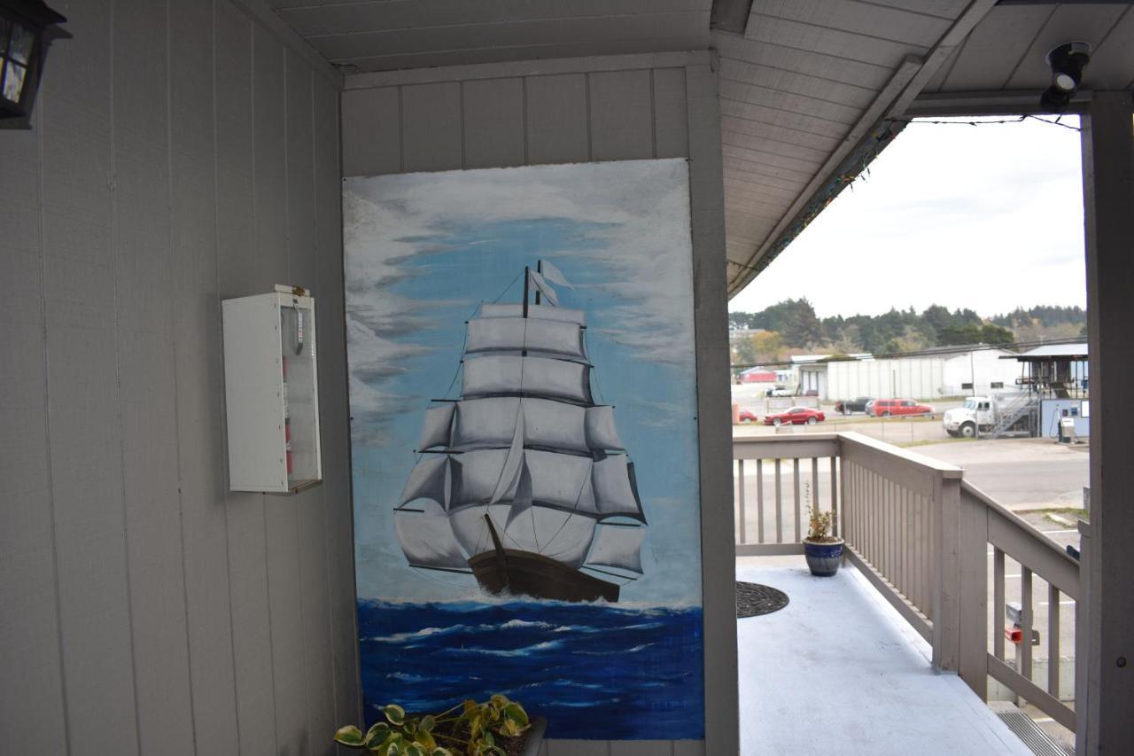 Lighthouse Cove Inn Bandon Buitenkant foto A mural of the ship at the Port of Tillamook Bay