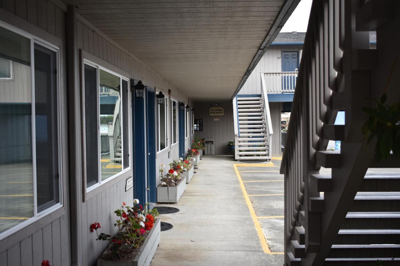 Lighthouse Cove Inn Bandon Buitenkant foto The interior of the motel