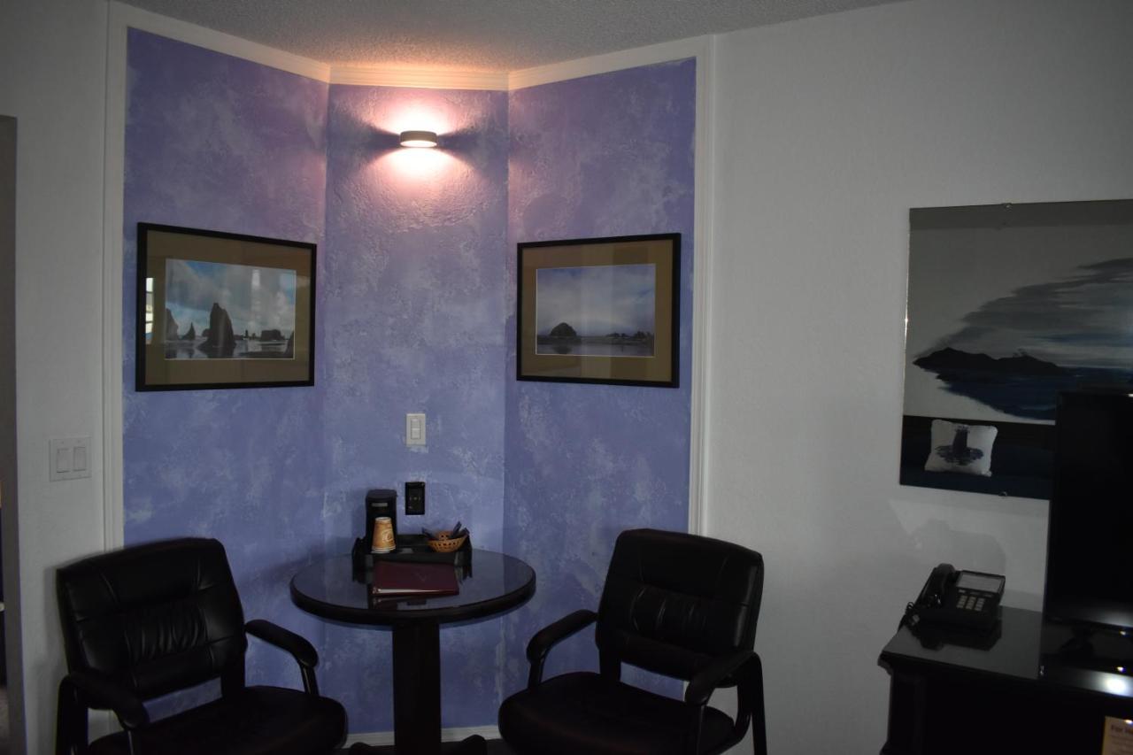 Lighthouse Cove Inn Bandon Buitenkant foto A wall with a blue stucco finish
