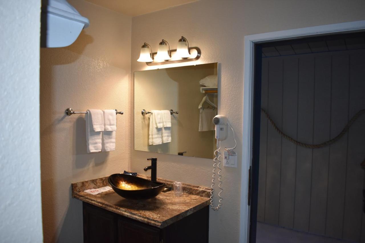 Lighthouse Cove Inn Bandon Buitenkant foto A bathroom vanity