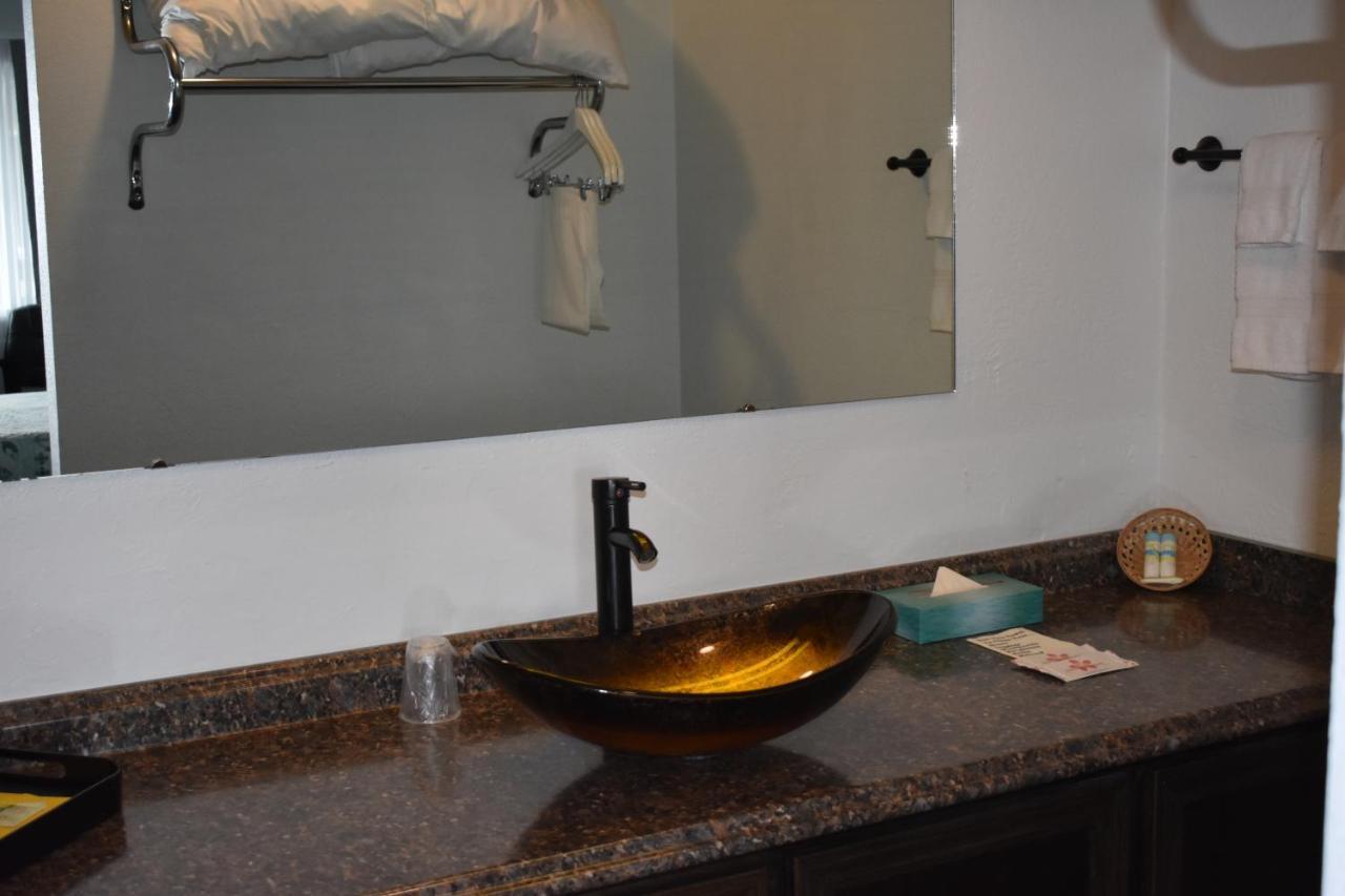 Lighthouse Cove Inn Bandon Buitenkant foto A vessel sink