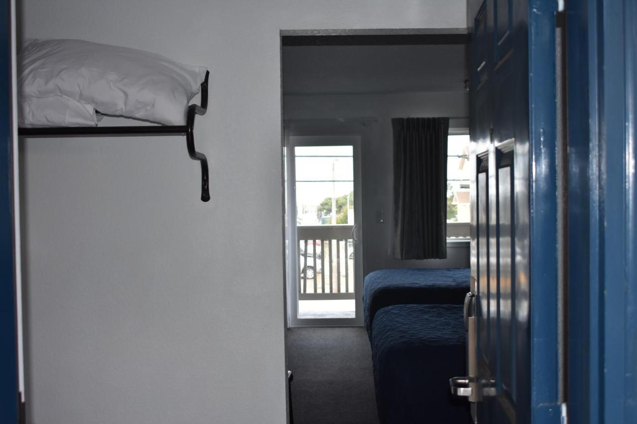 Lighthouse Cove Inn Bandon Buitenkant foto A room at the motel