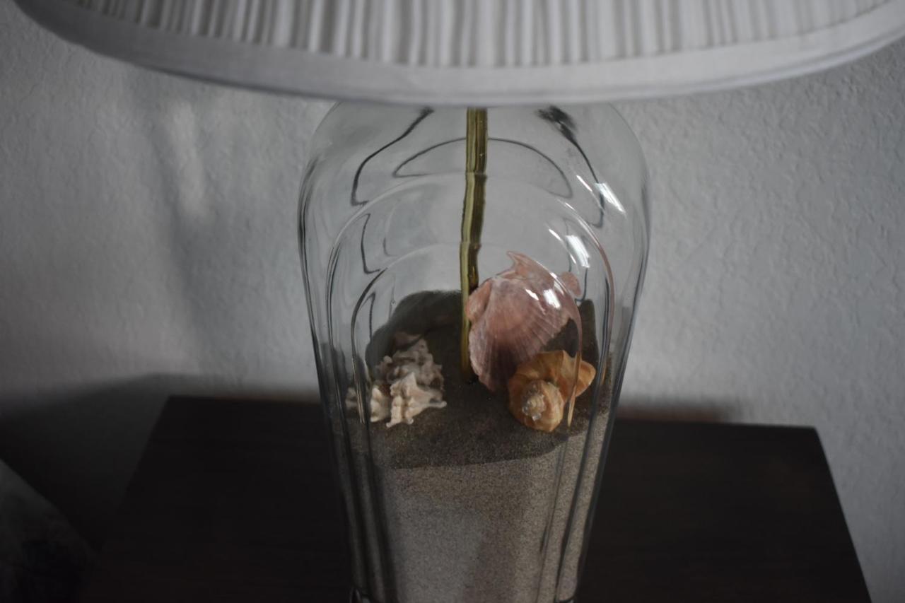 Lighthouse Cove Inn Bandon Buitenkant foto A lamp with a quartz crystal