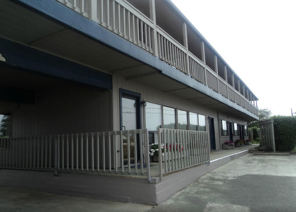 Lighthouse Cove Inn Bandon Buitenkant foto The hotel in 2011