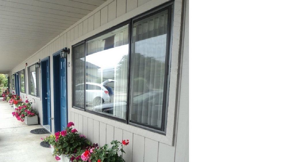 Lighthouse Cove Inn Bandon Buitenkant foto A set of three sliding windows